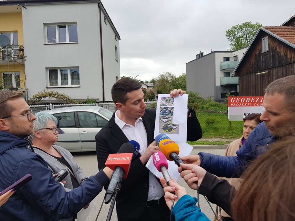 Protest mieszkańców ulicy Emilii Plater w Nowym Sączu. Stanowcze NIE dla budowy drugiego apartamentowca [WIDEO]