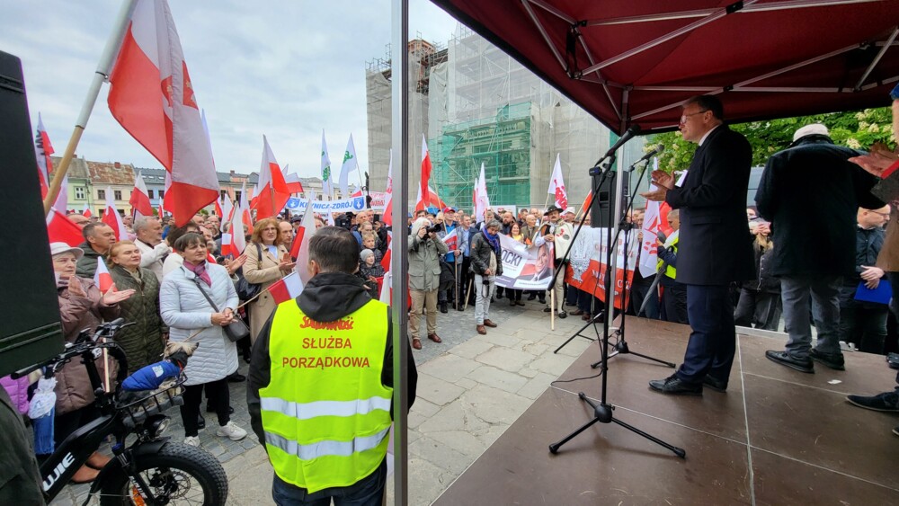 Wiec poparcia Karola Nawrockiego na nowosądeckim rynku. Przyjechał Daniel Nawrocki, syn kandydata na Prezydenta 