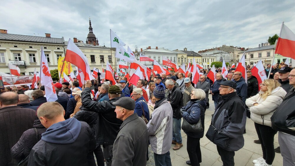 Wiec poparcia Karola Nawrockiego na nowosądeckim rynku. Przyjechał Daniel Nawrocki, syn kandydata na Prezydenta 