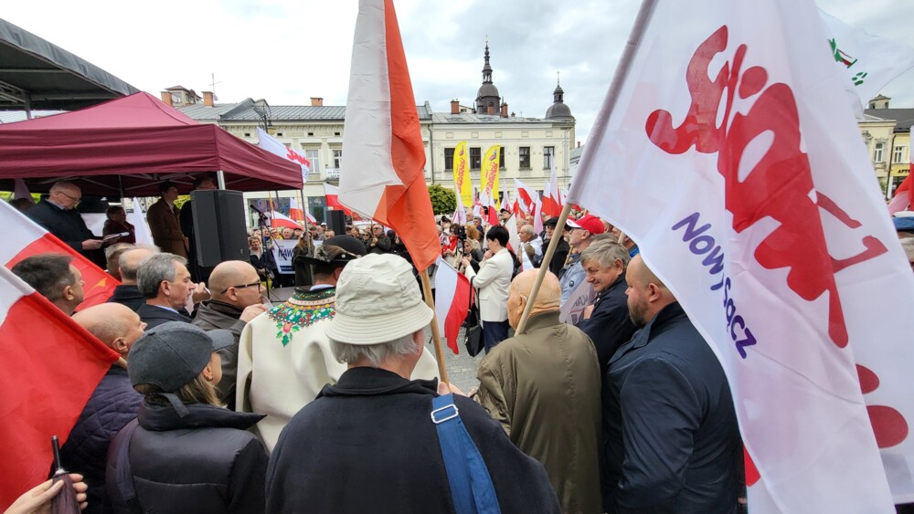 Wiec poparcia Karola Nawrockiego na nowosądeckim rynku. Przyjechał Daniel Nawrocki, syn kandydata na Prezydenta 