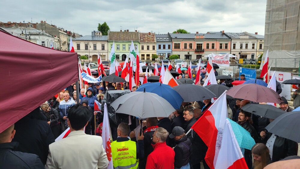Wiec poparcia Karola Nawrockiego na nowosądeckim rynku. Przyjechał Daniel Nawrocki, syn kandydata na Prezydenta 