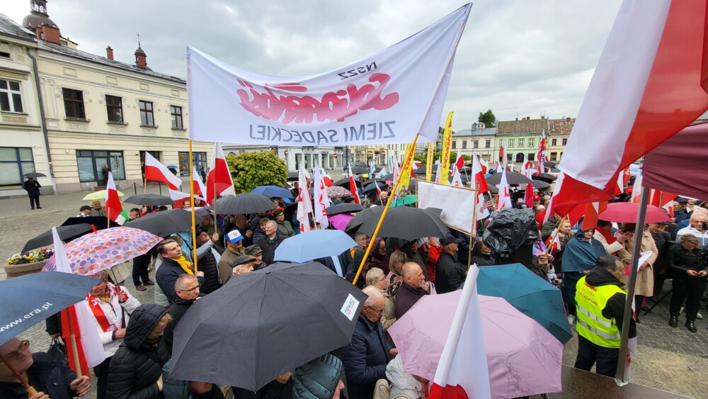 Wiec poparcia Karola Nawrockiego na nowosądeckim rynku. Przyjechał Daniel Nawrocki, syn kandydata na Prezydenta 