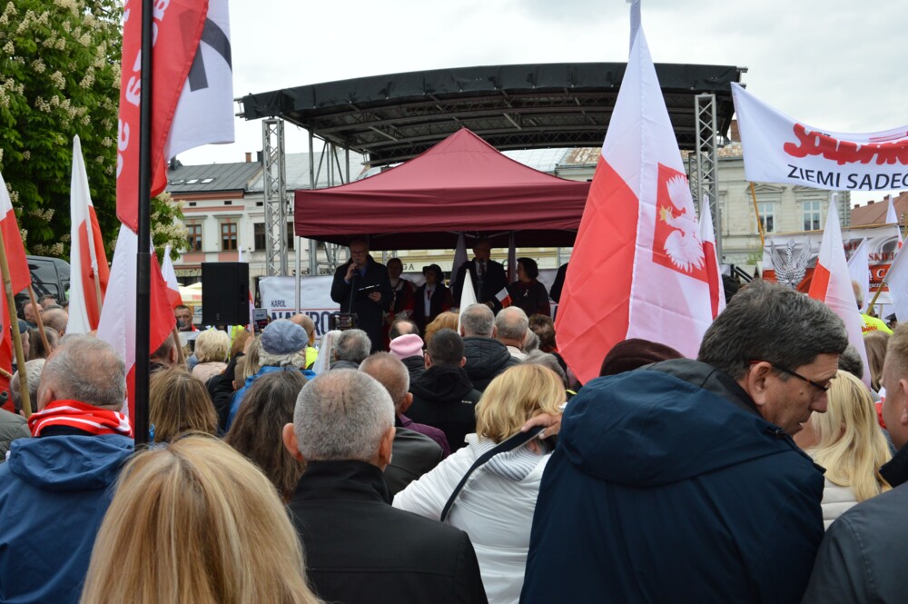 Wiec poparcia Karola Nawrockiego na nowosądeckim rynku. Przyjechał Daniel Nawrocki, syn kandydata na Prezydenta 