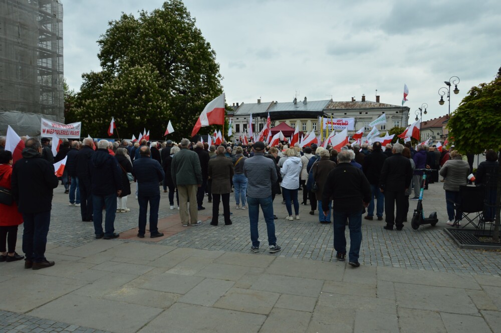 Wiec poparcia Karola Nawrockiego na nowosądeckim rynku. Przyjechał Daniel Nawrocki, syn kandydata na Prezydenta 