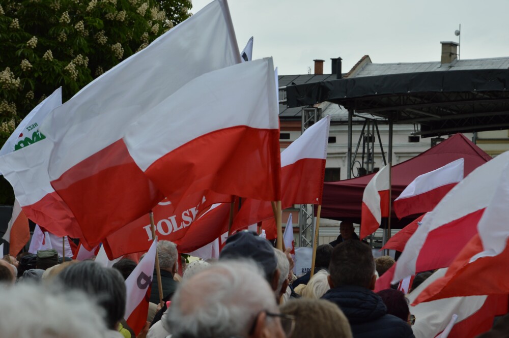Wiec poparcia Karola Nawrockiego na nowosądeckim rynku. Przyjechał Daniel Nawrocki, syn kandydata na Prezydenta 
