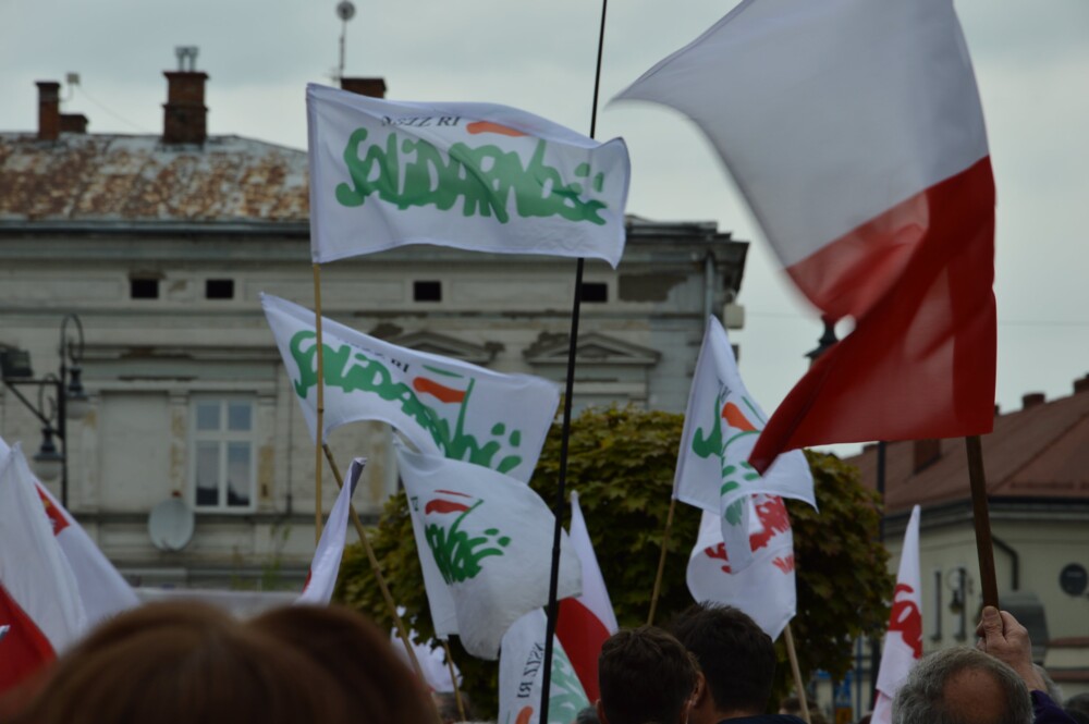 Wiec poparcia Karola Nawrockiego na nowosądeckim rynku. Przyjechał Daniel Nawrocki, syn kandydata na Prezydenta 