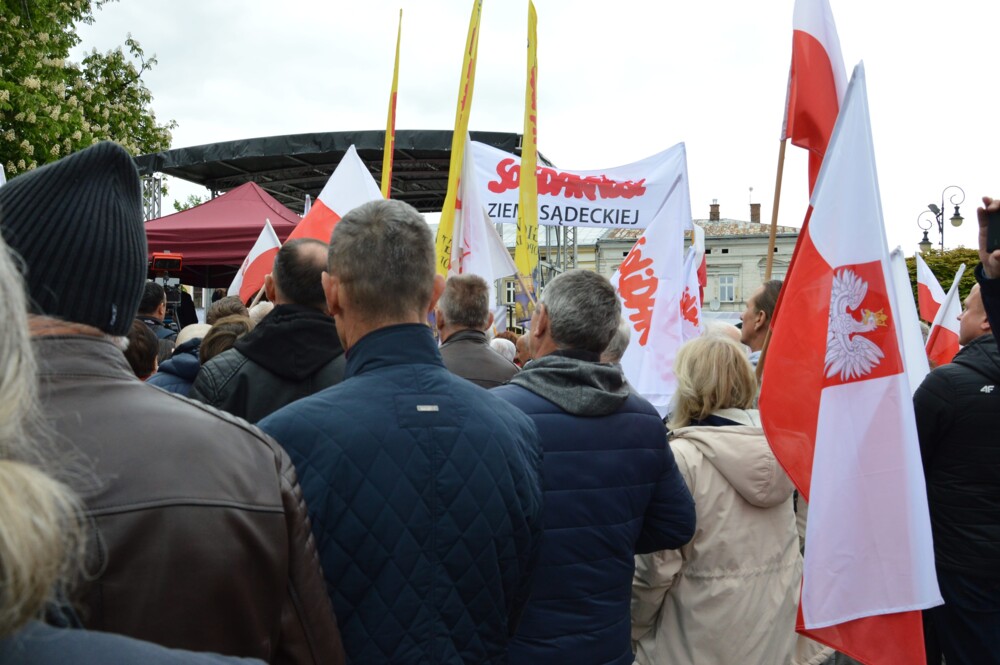 Wiec poparcia Karola Nawrockiego na nowosądeckim rynku. Przyjechał Daniel Nawrocki, syn kandydata na Prezydenta 