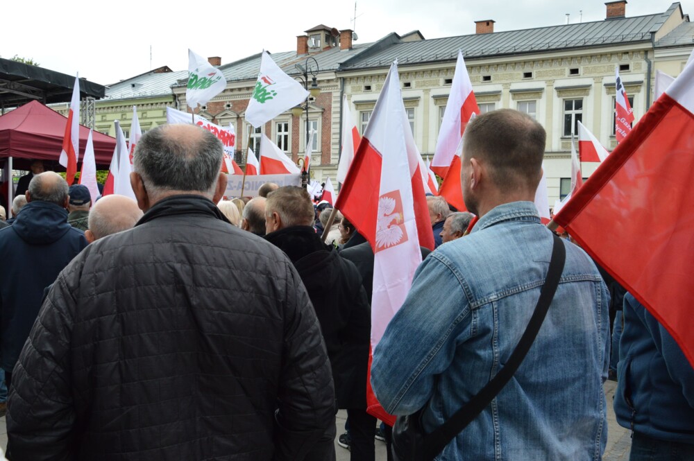 Wiec poparcia Karola Nawrockiego na nowosądeckim rynku. Przyjechał Daniel Nawrocki, syn kandydata na Prezydenta 