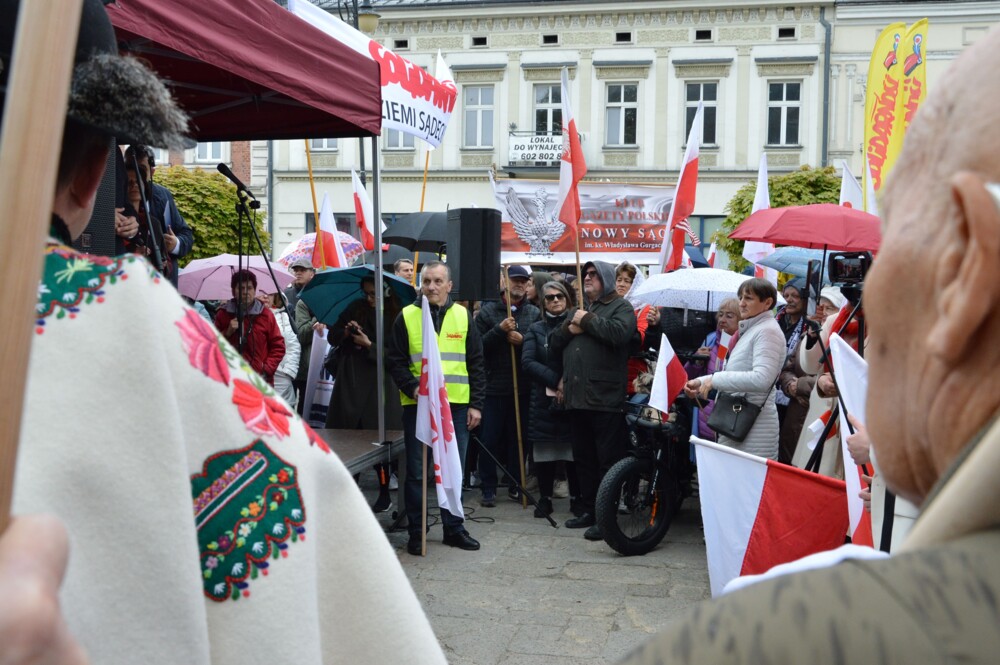 Wiec poparcia Karola Nawrockiego na nowosądeckim rynku. Przyjechał Daniel Nawrocki, syn kandydata na Prezydenta 