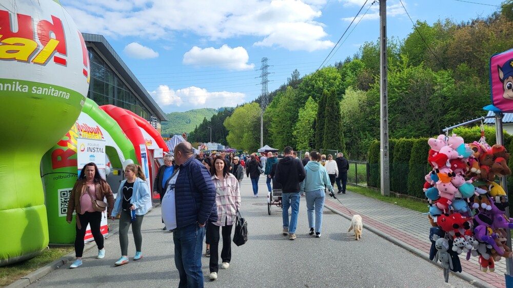 Święto Kwitnącej Jabłoni w Łącku. Nawet deszcz i zimno nie odebrały radości świętującym 
