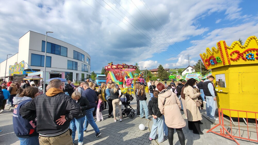 Święto Kwitnącej Jabłoni w Łącku. Nawet deszcz i zimno nie odebrały radości świętującym 
