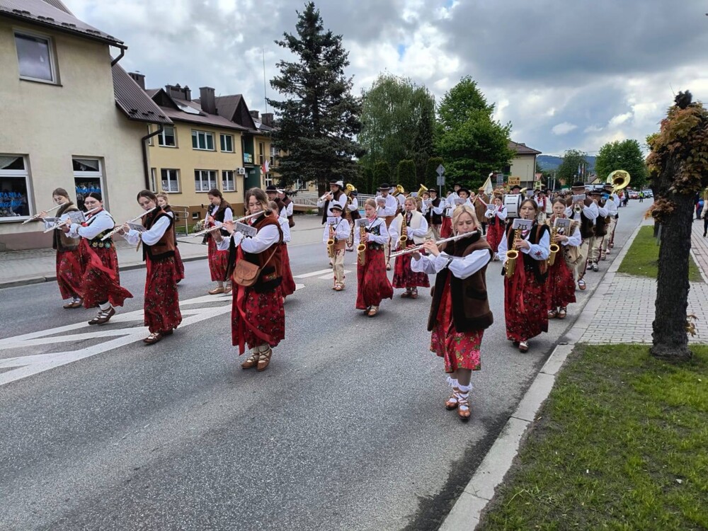 Święto Kwitnącej Jabłoni w Łącku. Nawet deszcz i zimno nie odebrały radości świętującym 