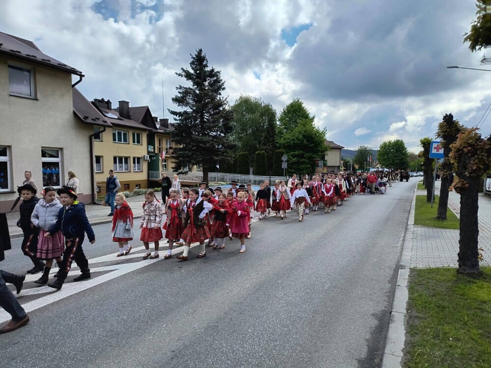 Święto Kwitnącej Jabłoni w Łącku. Nawet deszcz i zimno nie odebrały radości świętującym 