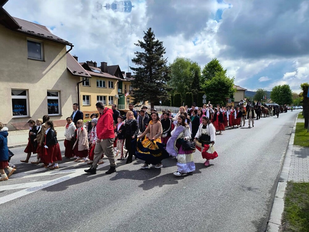 Święto Kwitnącej Jabłoni w Łącku. Nawet deszcz i zimno nie odebrały radości świętującym 
