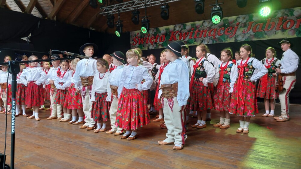 Święto Kwitnącej Jabłoni w Łącku. Nawet deszcz i zimno nie odebrały radości świętującym 