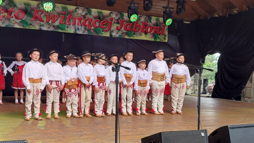 Święto Kwitnącej Jabłoni w Łącku. Nawet deszcz i zimno nie odebrały radości świętującym 
