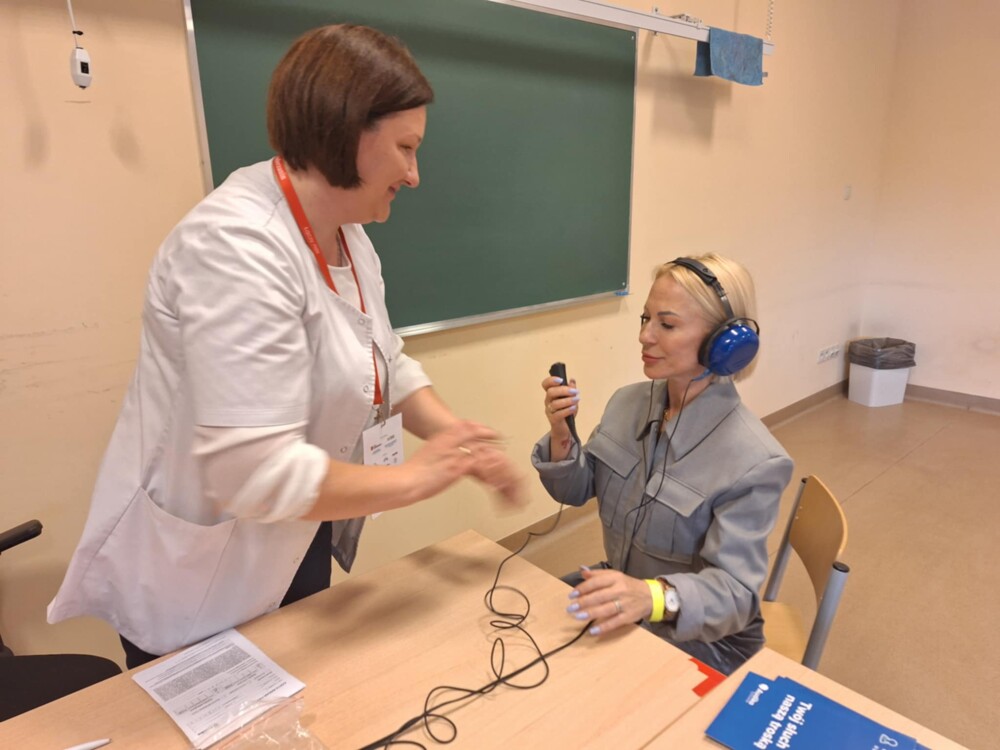 Miasteczko Zdrowia w Nowym Sączu. Problemy ze słuchem mają coraz młodsze osoby. Badajmy się! 