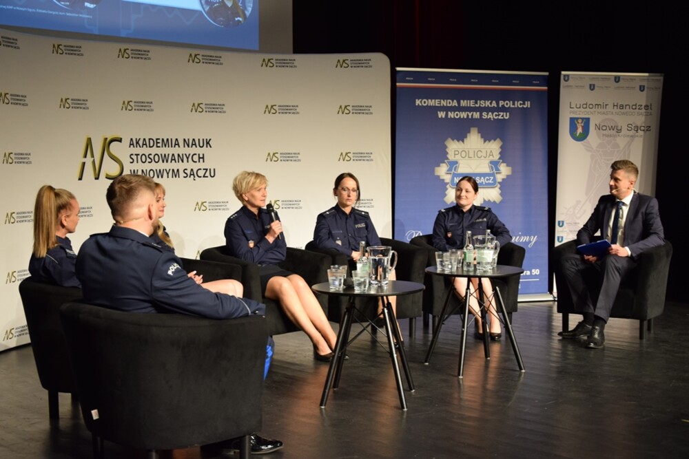 Od 100 lat kobiety służą w policji. W Nowym Sączu z tej okazji odbyła się międzynarodowa konferencja [ZDJĘCIA]