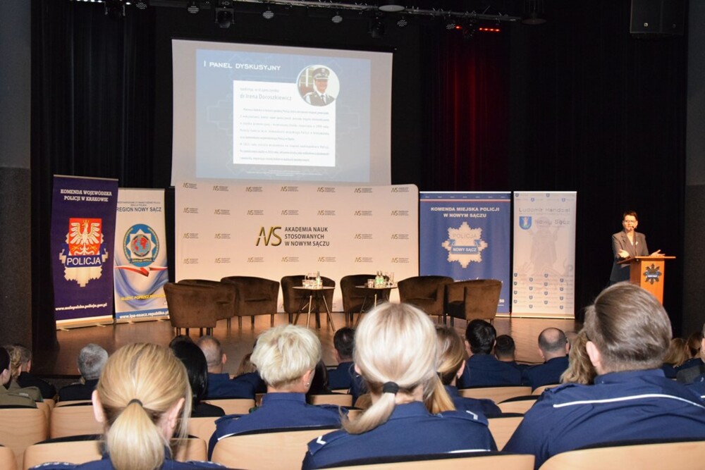 Od 100 lat kobiety służą w policji. W Nowym Sączu z tej okazji odbyła się międzynarodowa konferencja [ZDJĘCIA]