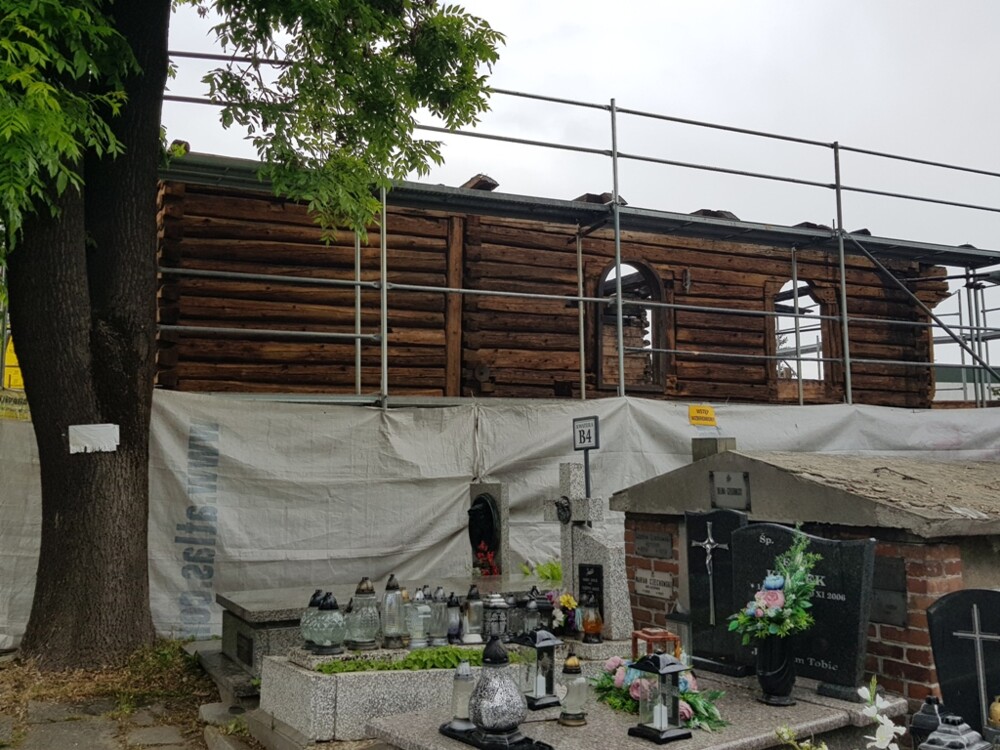 Na cmentarzu na osiedlu Helena w Nowym Sączu ruszyły prace związane z odbudową podpalonej świątyni [ZDJĘCIA]