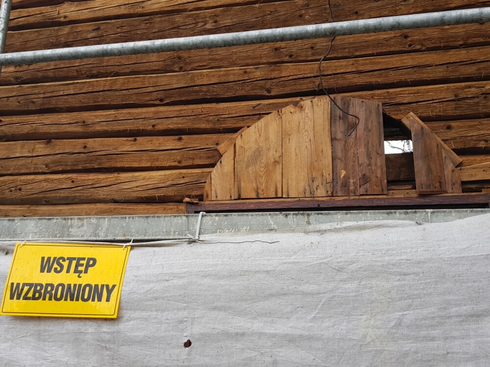 Na cmentarzu na osiedlu Helena w Nowym Sączu ruszyły prace związane z odbudową podpalonej świątyni [ZDJĘCIA]