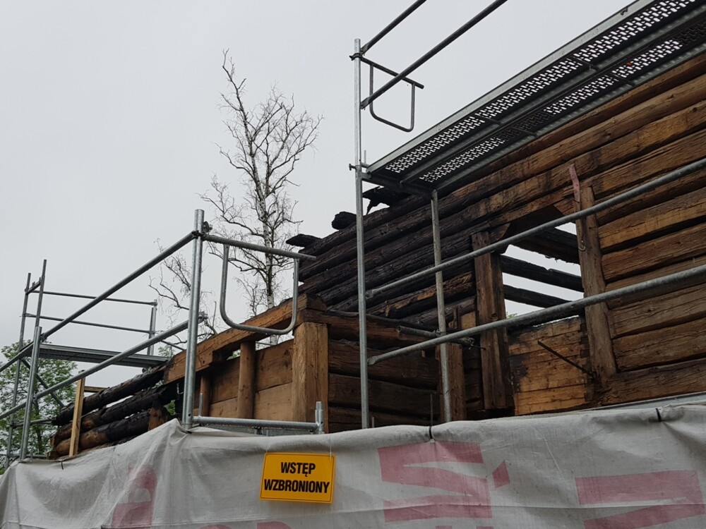 Na cmentarzu na osiedlu Helena w Nowym Sączu ruszyły prace związane z odbudową podpalonej świątyni [ZDJĘCIA]