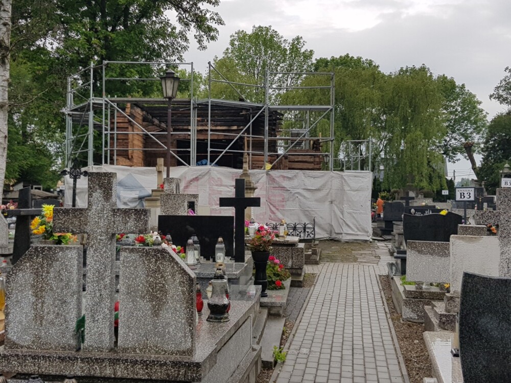 Na cmentarzu na osiedlu Helena w Nowym Sączu ruszyły prace związane z odbudową podpalonej świątyni [ZDJĘCIA]