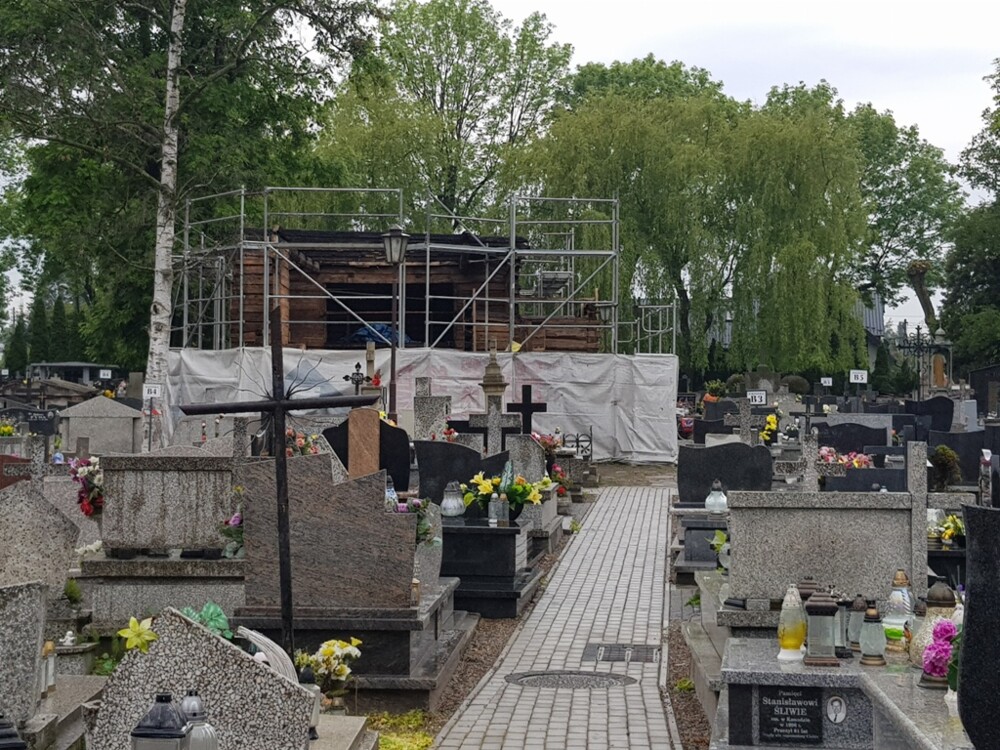 Na cmentarzu na osiedlu Helena w Nowym Sączu ruszyły prace związane z odbudową podpalonej świątyni [ZDJĘCIA]