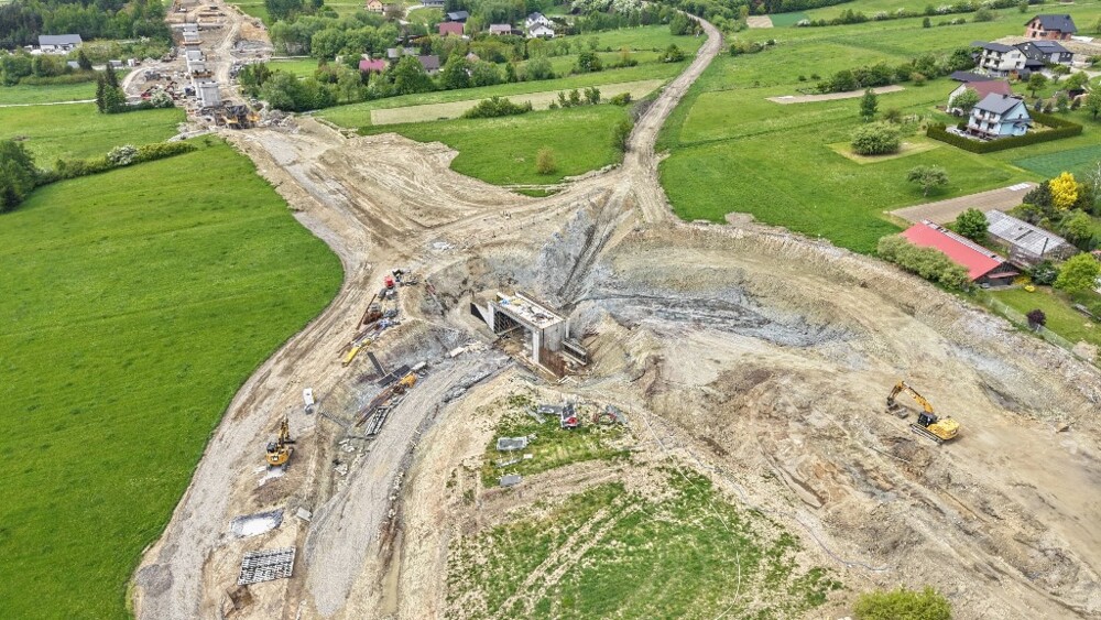 „Podłęże-Piekiełko” i kolejna odsłona. Z lotu ptaka i obiektywu – tak rośnie kolej marzeń [ZDJĘCIA]