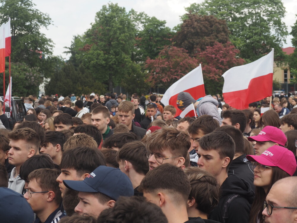 Sławomir Mentzen w Nowym Sączu. Na wiecu wyborczym pojawiły się tłumy [WIDEO][ZDJĘCIA]
