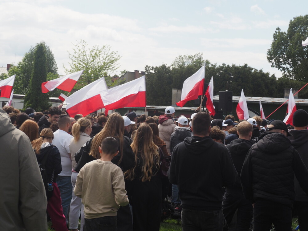Sławomir Mentzen w Nowym Sączu. Na wiecu wyborczym pojawiły się tłumy [WIDEO][ZDJĘCIA]