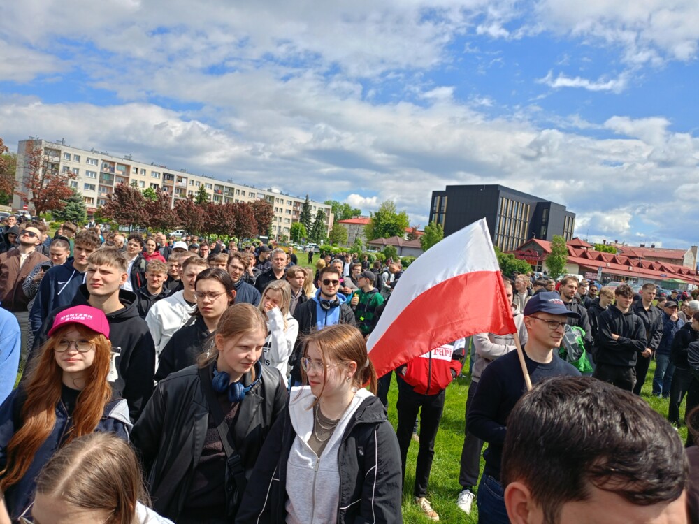 Sławomir Mentzen w Nowym Sączu. Na wiecu wyborczym pojawiły się tłumy [WIDEO][ZDJĘCIA]