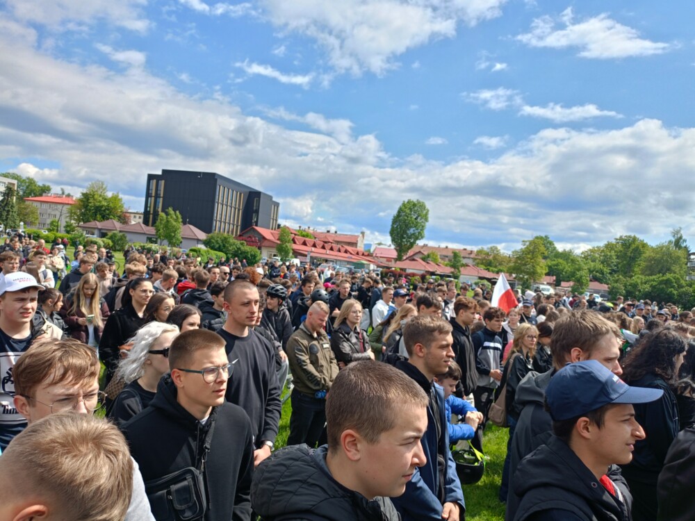 Sławomir Mentzen w Nowym Sączu. Na wiecu wyborczym pojawiły się tłumy [WIDEO][ZDJĘCIA]