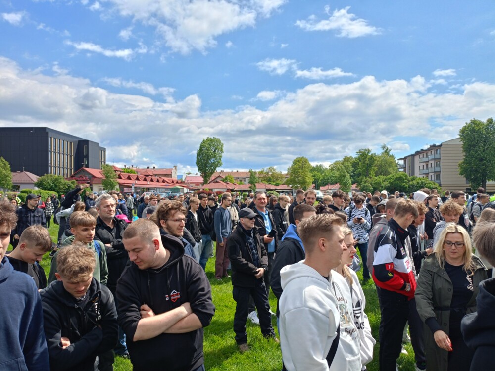 Sławomir Mentzen w Nowym Sączu. Na wiecu wyborczym pojawiły się tłumy [WIDEO][ZDJĘCIA]