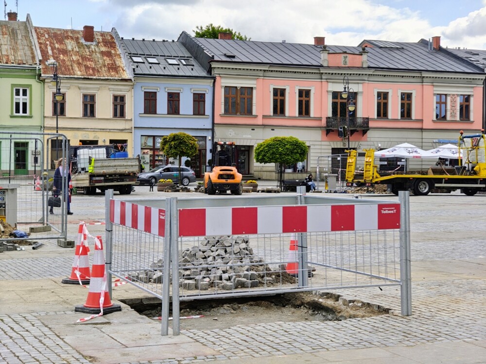 Na płycie sądeckiego rynku pojawiły się dziwne wykopy. O co chodzi? [ZDJĘCIA]