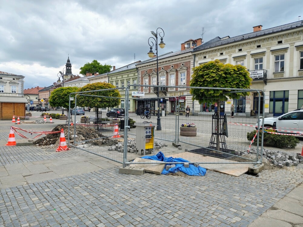 Na płycie sądeckiego rynku pojawiły się dziwne wykopy. O co chodzi? [ZDJĘCIA]