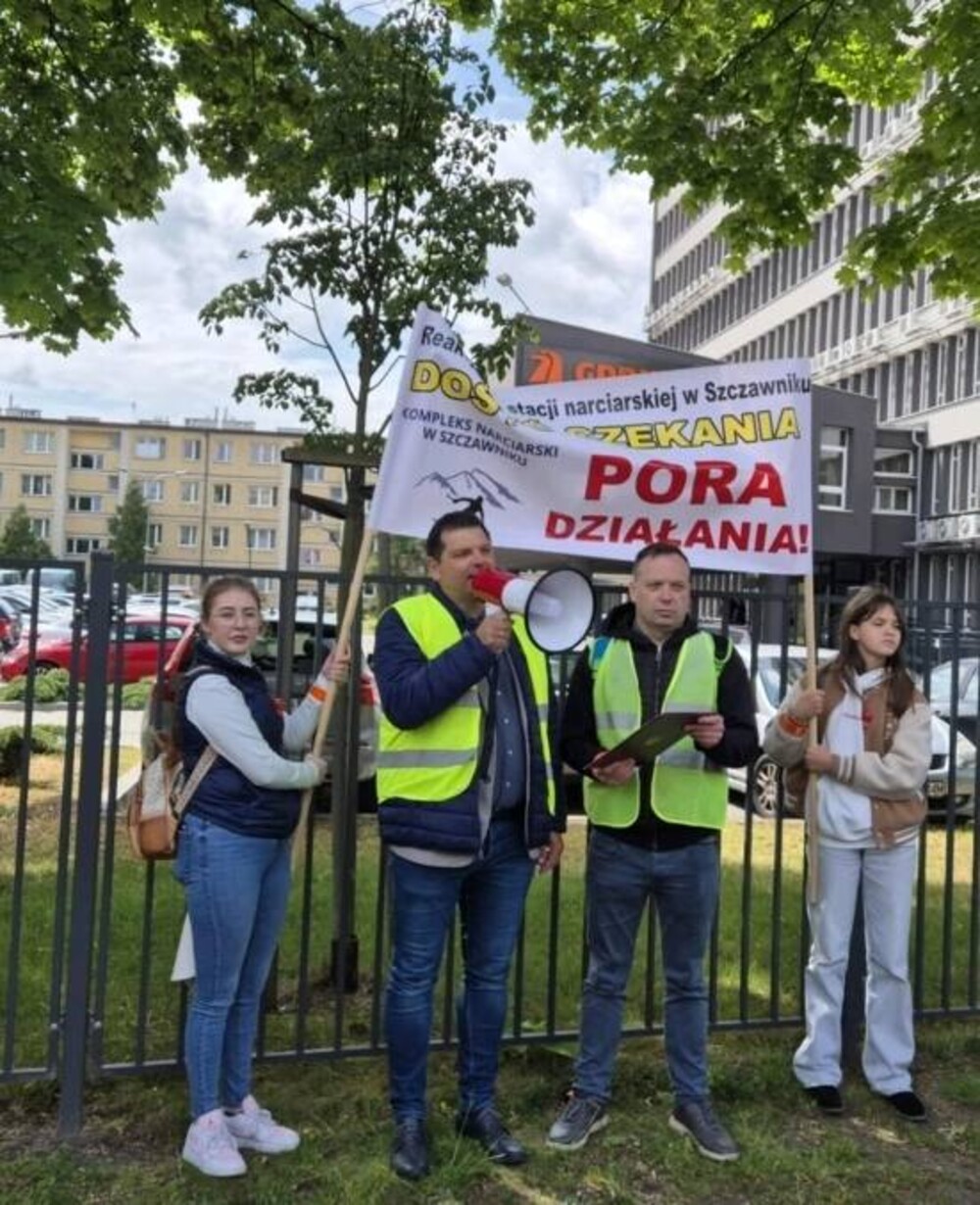 "Walczymy o swoje". Mieszkańcy Muszyny pikietowali przed siedzibą krakowskiego RDOŚ