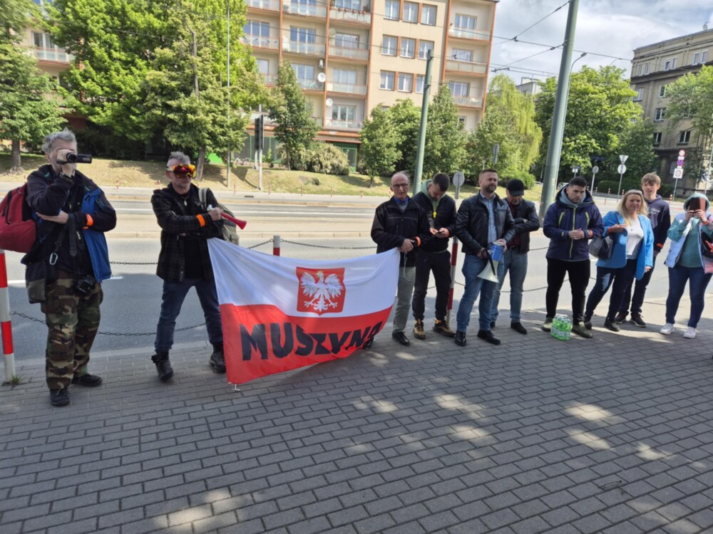 "Walczymy o swoje". Mieszkańcy Muszyny pikietowali przed siedzibą krakowskiego RDOŚ
