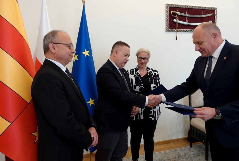 Nowi dyrektorzy kilku placówek oświatowych na Sądecczyźnie [ZDJĘCIA]