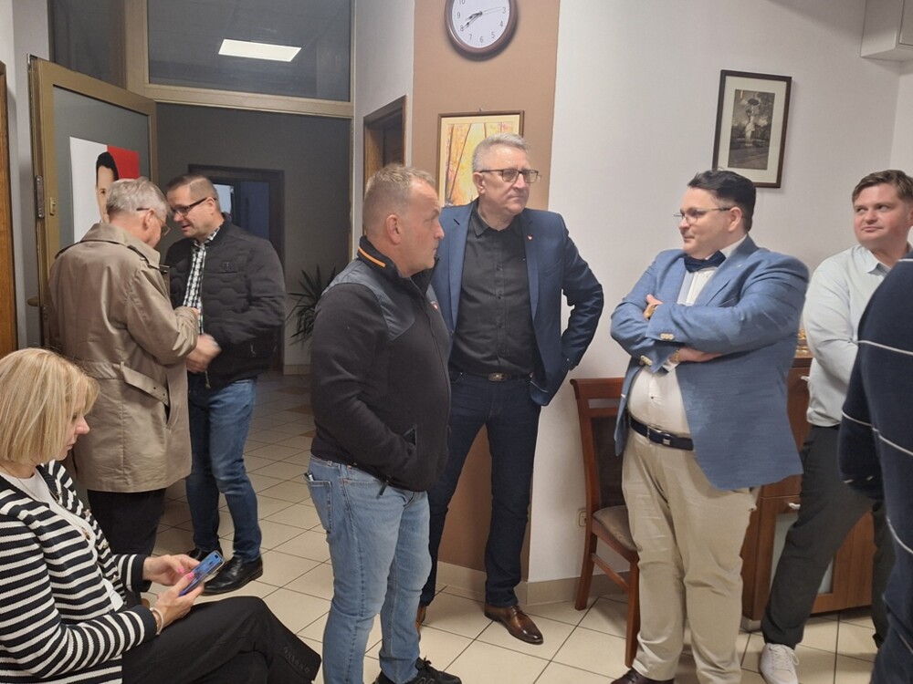 Wieczór wyborczy w sztabie Rafała Trzaskowskiego w Nowym Sączu. Euforia: JEST! Brawo…[FILM, ZDJĘCIA] 