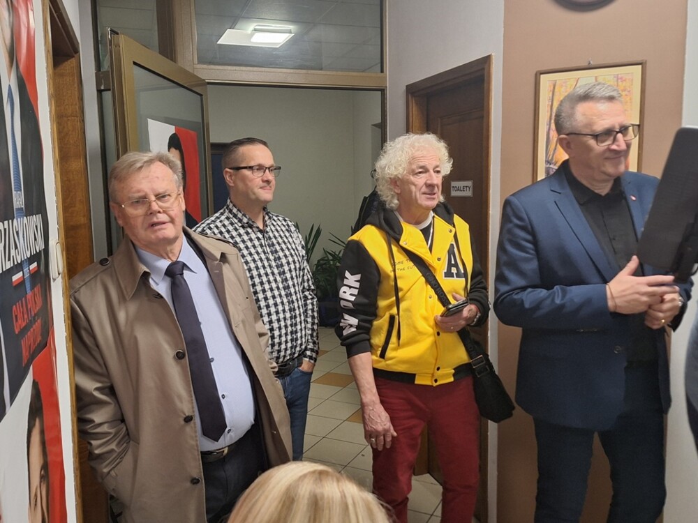 Wieczór wyborczy w sztabie Rafała Trzaskowskiego w Nowym Sączu. Euforia: JEST! Brawo…[FILM, ZDJĘCIA] 