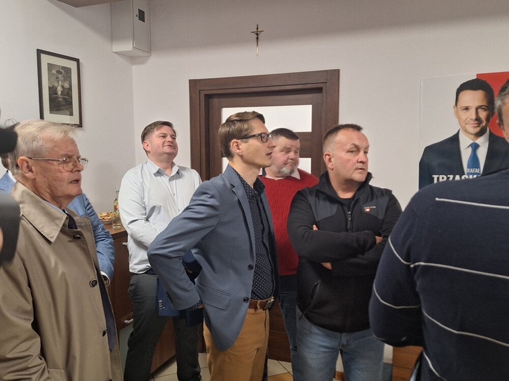 Wieczór wyborczy w sztabie Rafała Trzaskowskiego w Nowym Sączu. Euforia: JEST! Brawo…[FILM, ZDJĘCIA] 