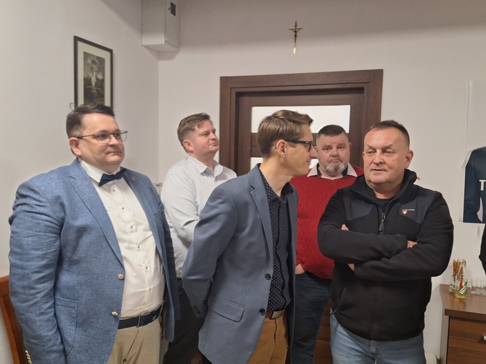 Wieczór wyborczy w sztabie Rafała Trzaskowskiego w Nowym Sączu. Euforia: JEST! Brawo…[FILM, ZDJĘCIA] 
