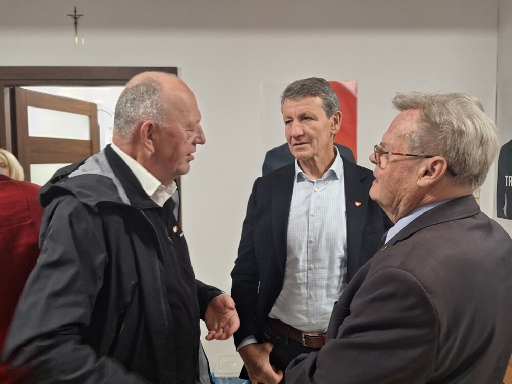 Wieczór wyborczy w sztabie Rafała Trzaskowskiego w Nowym Sączu. Euforia: JEST! Brawo…[FILM, ZDJĘCIA] 