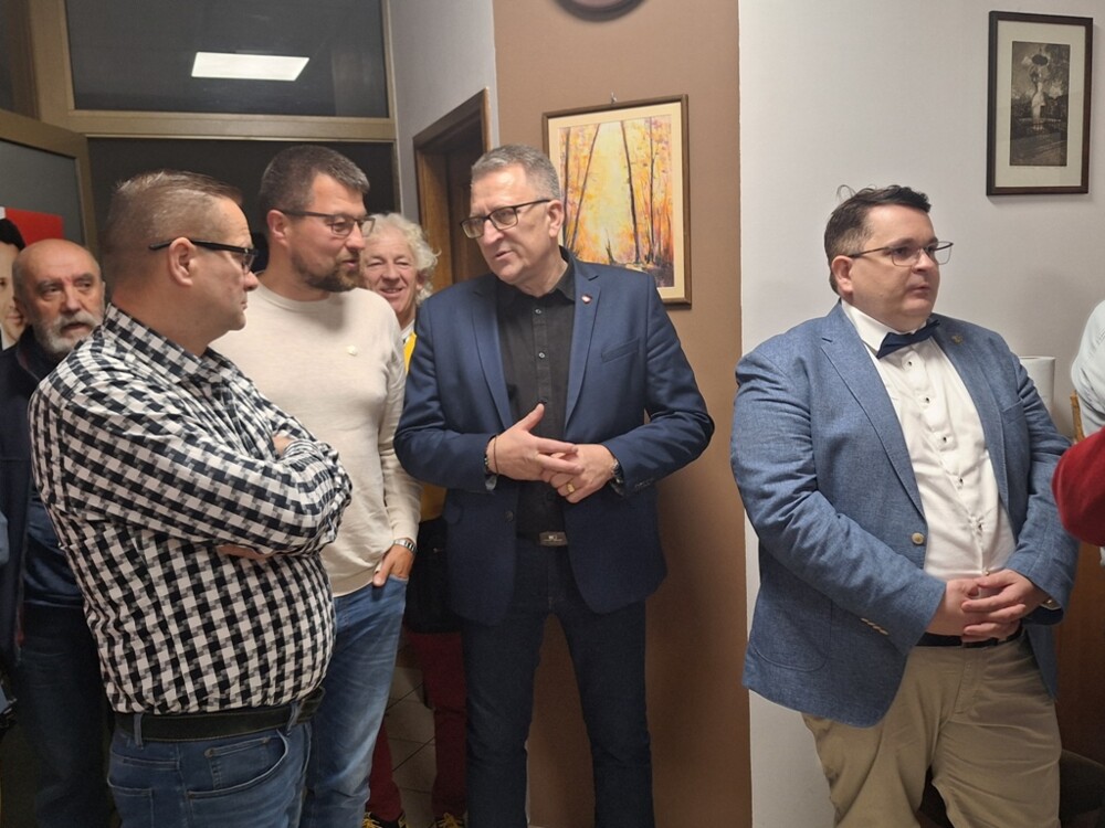 Wieczór wyborczy w sztabie Rafała Trzaskowskiego w Nowym Sączu. Euforia: JEST! Brawo…[FILM, ZDJĘCIA] 