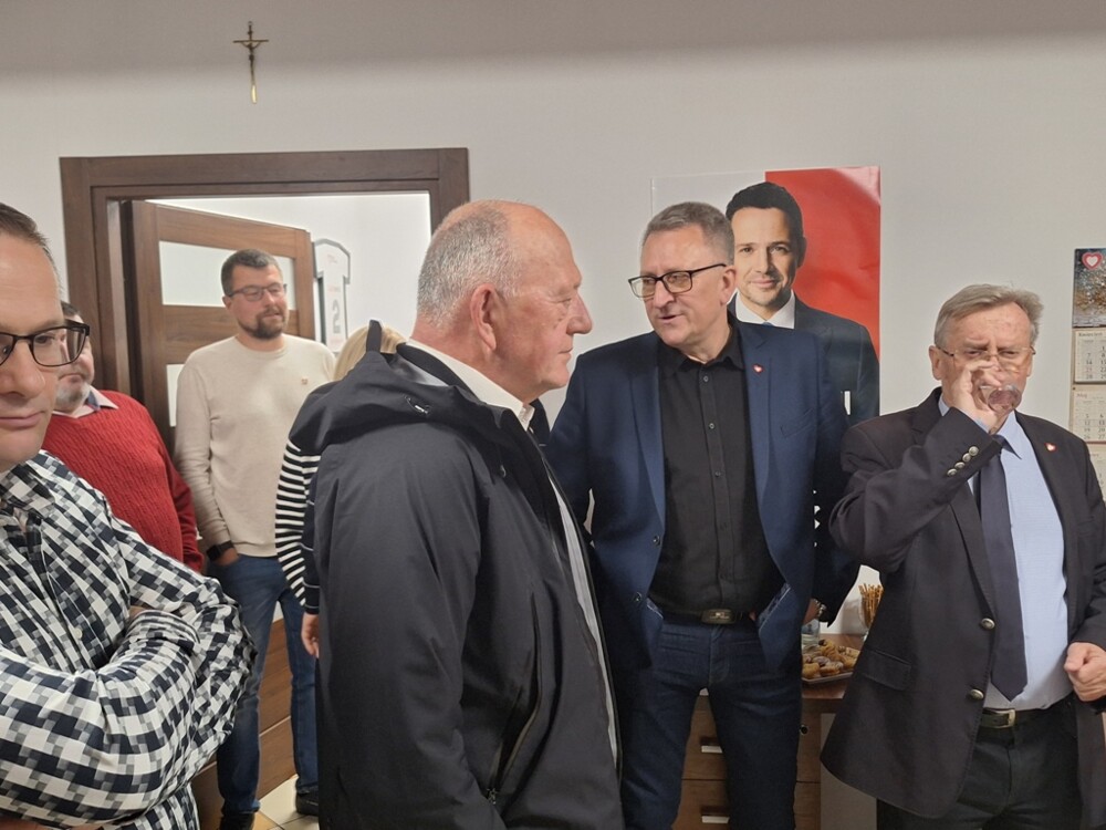 Wieczór wyborczy w sztabie Rafała Trzaskowskiego w Nowym Sączu. Euforia: JEST! Brawo…[FILM, ZDJĘCIA] 