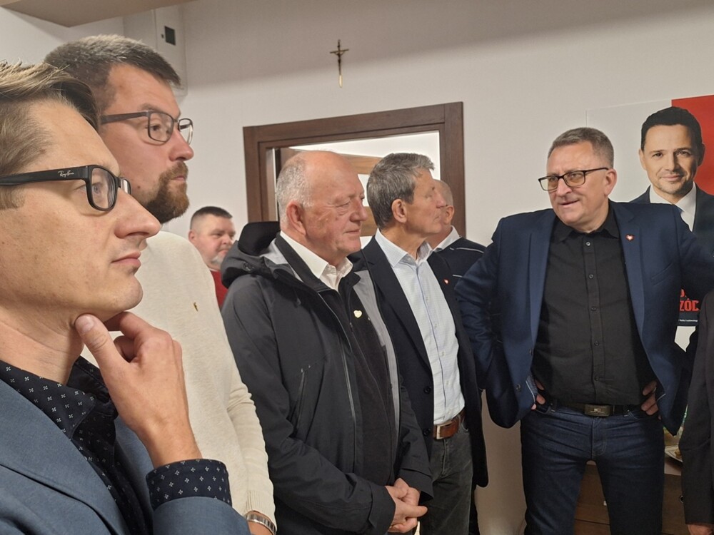 Wieczór wyborczy w sztabie Rafała Trzaskowskiego w Nowym Sączu. Euforia: JEST! Brawo…[FILM, ZDJĘCIA] 