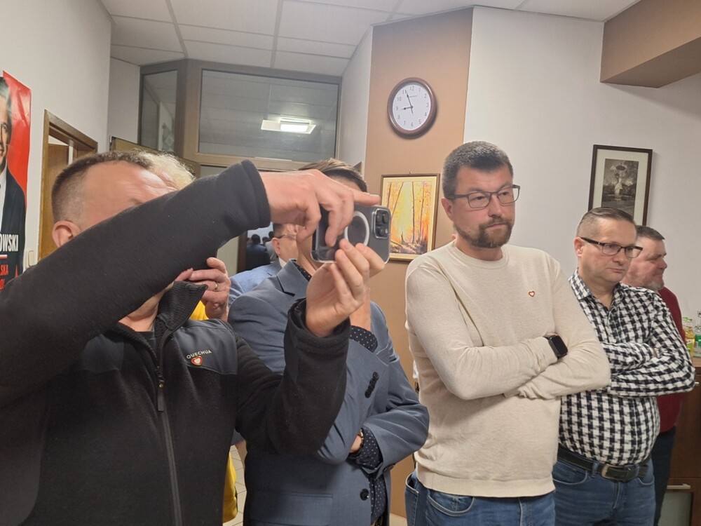 Wieczór wyborczy w sztabie Rafała Trzaskowskiego w Nowym Sączu. Euforia: JEST! Brawo…[FILM, ZDJĘCIA] 