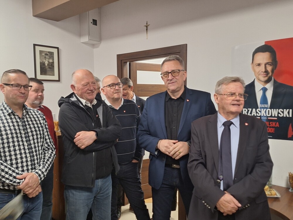 Wieczór wyborczy w sztabie Rafała Trzaskowskiego w Nowym Sączu. Euforia: JEST! Brawo…[FILM, ZDJĘCIA] 