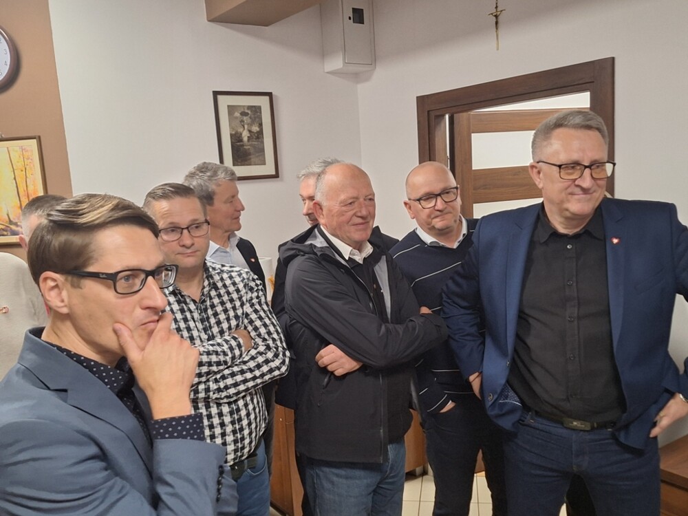 Wieczór wyborczy w sztabie Rafała Trzaskowskiego w Nowym Sączu. Euforia: JEST! Brawo…[FILM, ZDJĘCIA] 